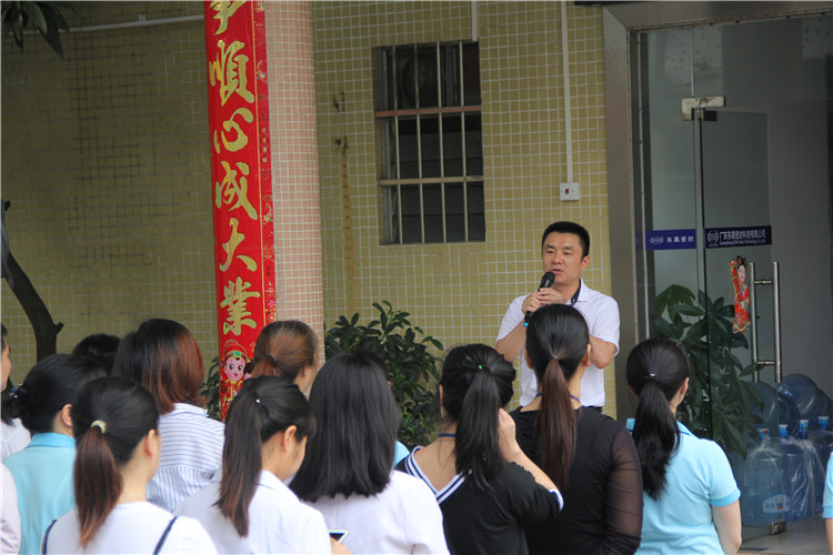 胡燕林總經(jīng)理鼓勵我們只有不斷學(xué)習(xí)進步，我們“東晟人”才是“地表最強”者。而在這次的分享中最讓我們印象最深就是“藍絲帶”所帶給我們的愛與感恩！
